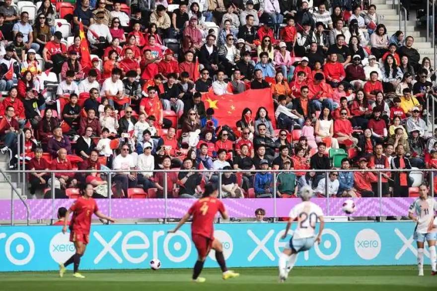天天看球赛事数据页面示意：球场看台与数据分析氛围